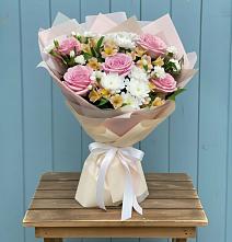 Букет цветов из:  Гвоздики, Орхидеи и Розы в Джедугхабль