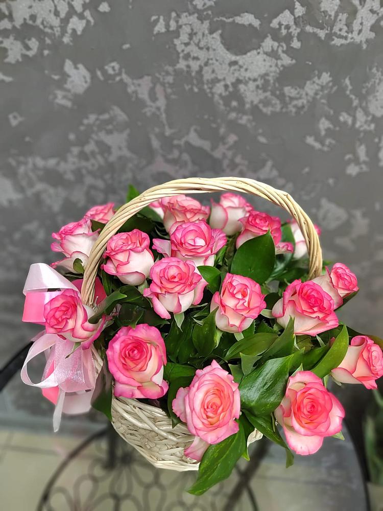 Цветочная композиция из Розы в корзине в Джедугхабль
