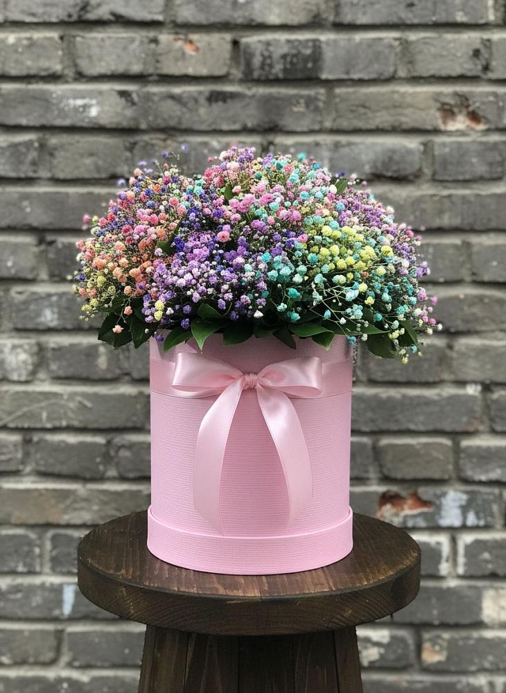 Цветочная композиция из Гипсофила и Розы в шляпной коробке в Джедугхабль