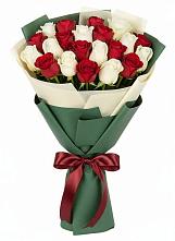 Букет Микс из красных и белых роз в Джедугхабль