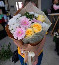 Букет цветов из:  Герберы, Розы и Хризантемы в Джедугхабль