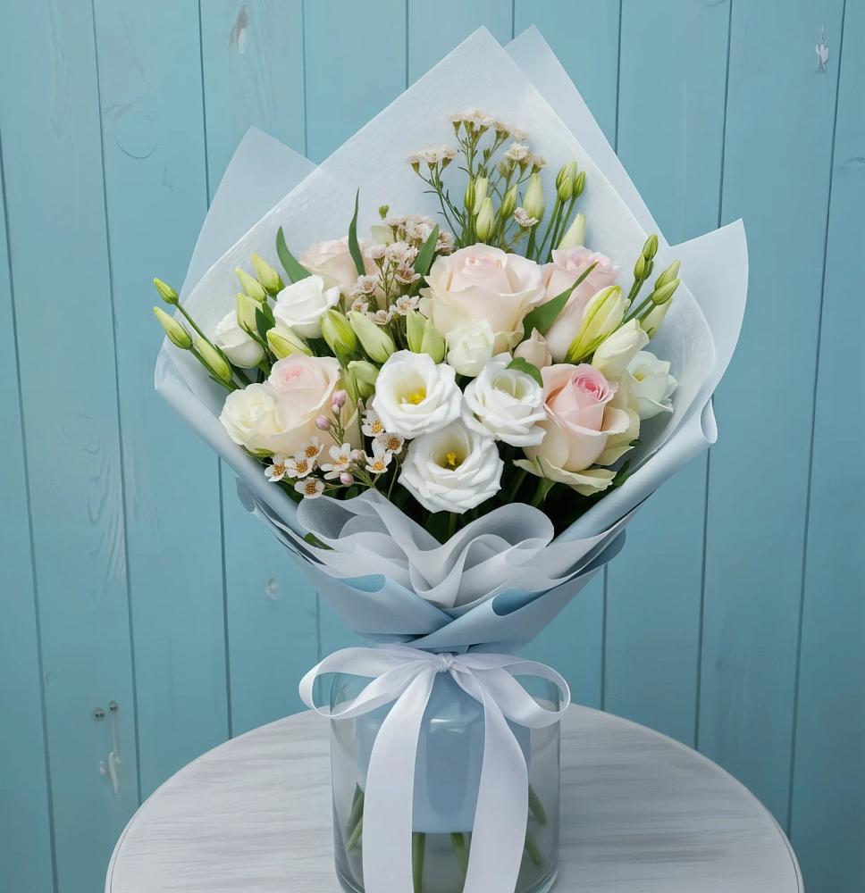 Букет цветов из: Розы и Лизиантусы в Джедугхабль