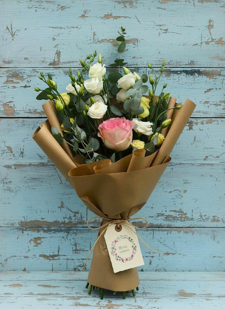 Букет цветов из: Розы и Лизиантусы в Джедугхабль