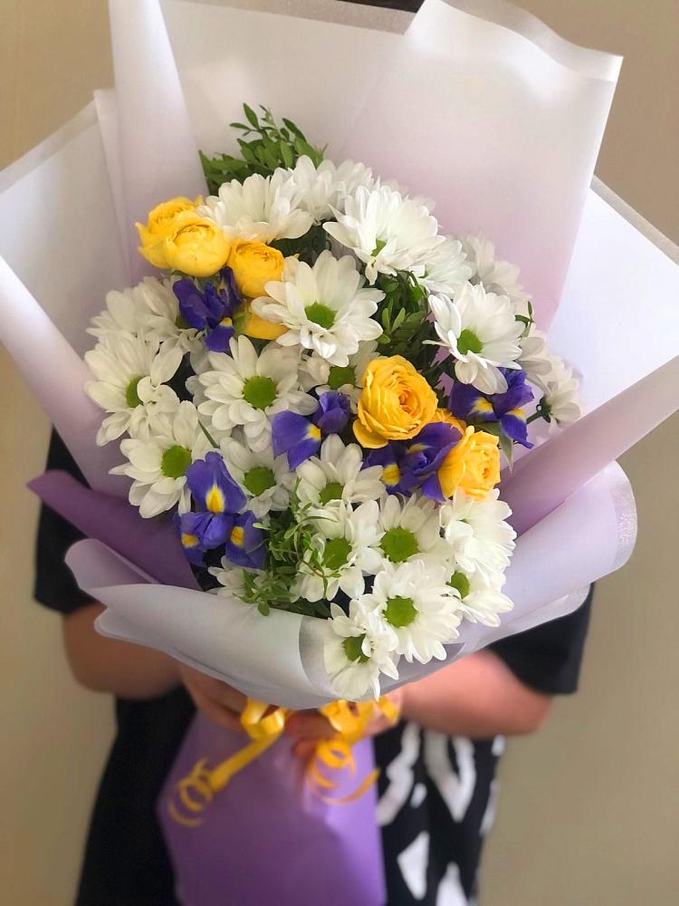 Букет цветов из: Ирисы, Хризантемы и Розы в Джедугхабль