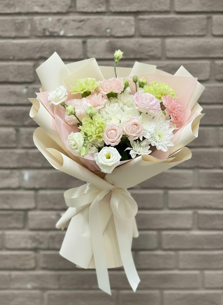 Букет цветов из: Гвоздики, Розы, Лизиантусы и Хризантемы в Джедугхабль