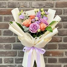 Букет цветов из:  Лизиантусы и Розы в Джедугхабль