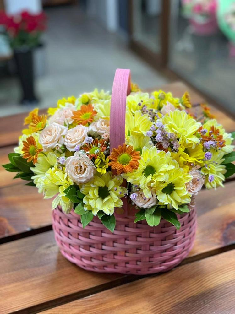 Цветочная композиция из Хризантемы и Розы в корзине в Джедугхабль