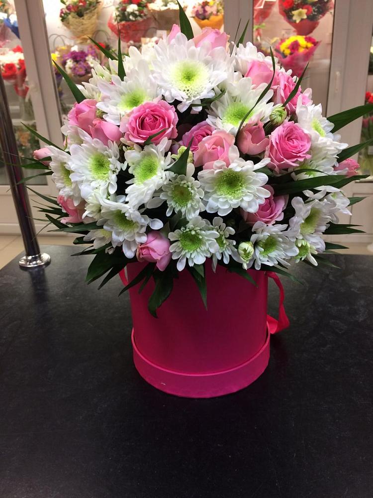 Цветочная композиция из Розы и Хризантемы в шляпной коробке в Джедугхабль