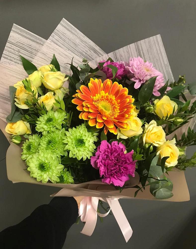 Букет цветов из: Гвоздики, Герберы, Розы и Хризантемы в Джедугхабль