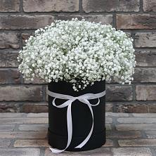 Цветочная композиция из Гипсофила в шляпной коробке в Джедугхабль