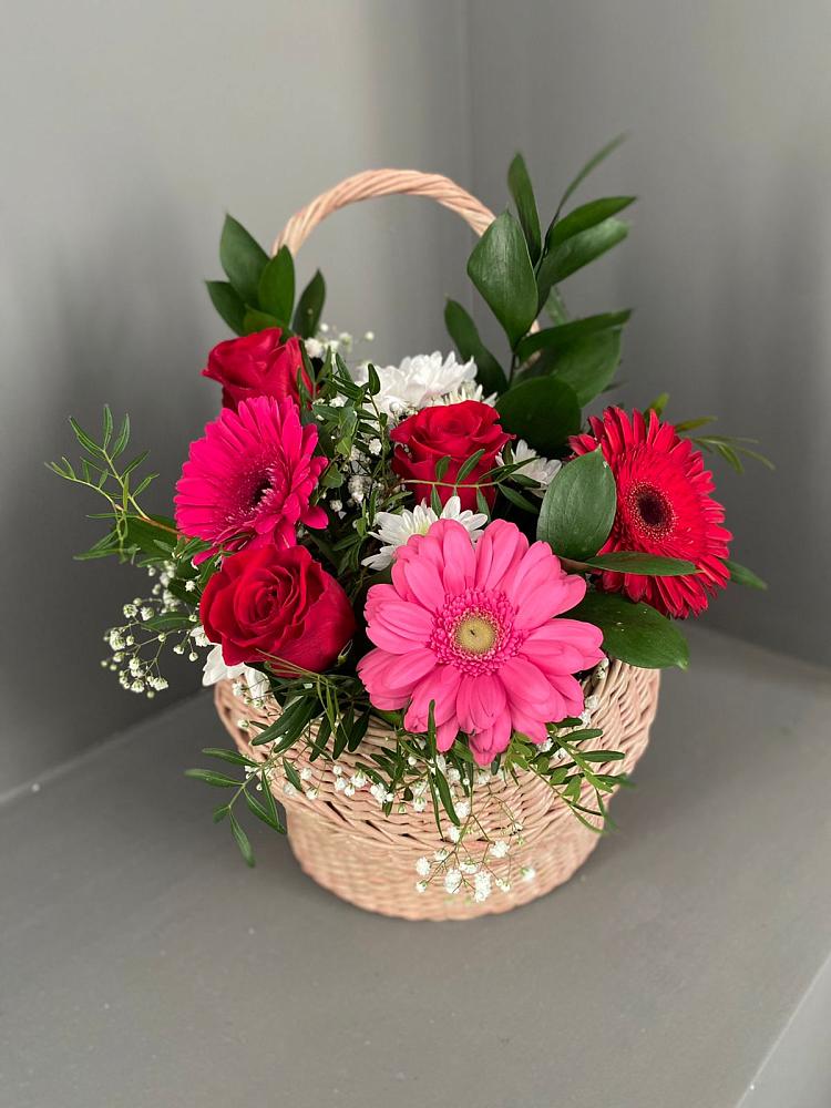 Цветочная композиция из Розы, Хризантемы и Герберы в корзине в Джедугхабль