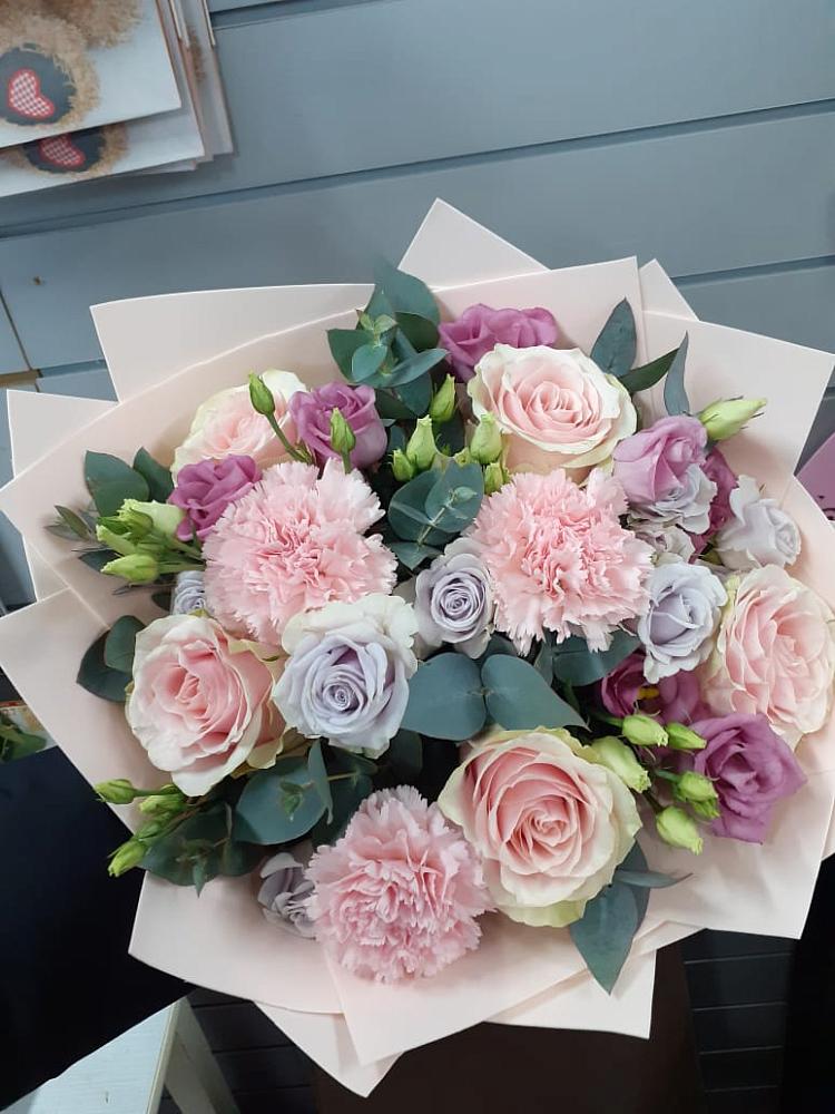 Букет цветов из: Розы, Гвоздики и Лизиантусы в Джедугхабль