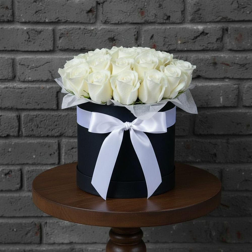 Цветочная композиция из Розы в шляпной коробке в Джедугхабль