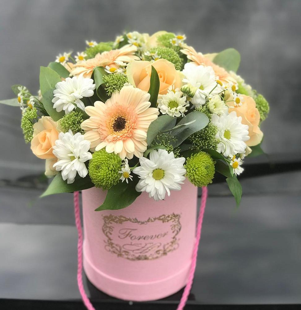 Цветочная композиция из Розы, Герберы и Хризантемы в шляпной коробке в Джедугхабль