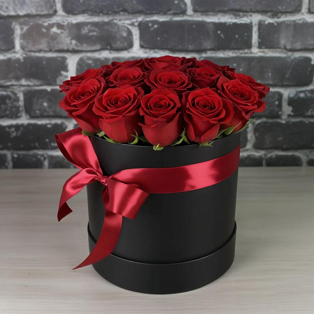 Цветочная композиция из Розы в шляпной коробке в Джедугхабль