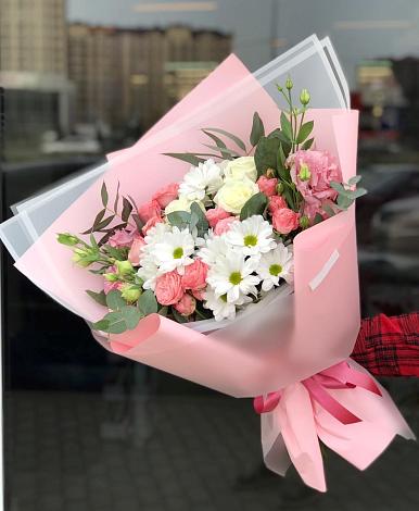 Букет цветов из: Розы, Лизиантусы и Хризантемы в Джедугхабль