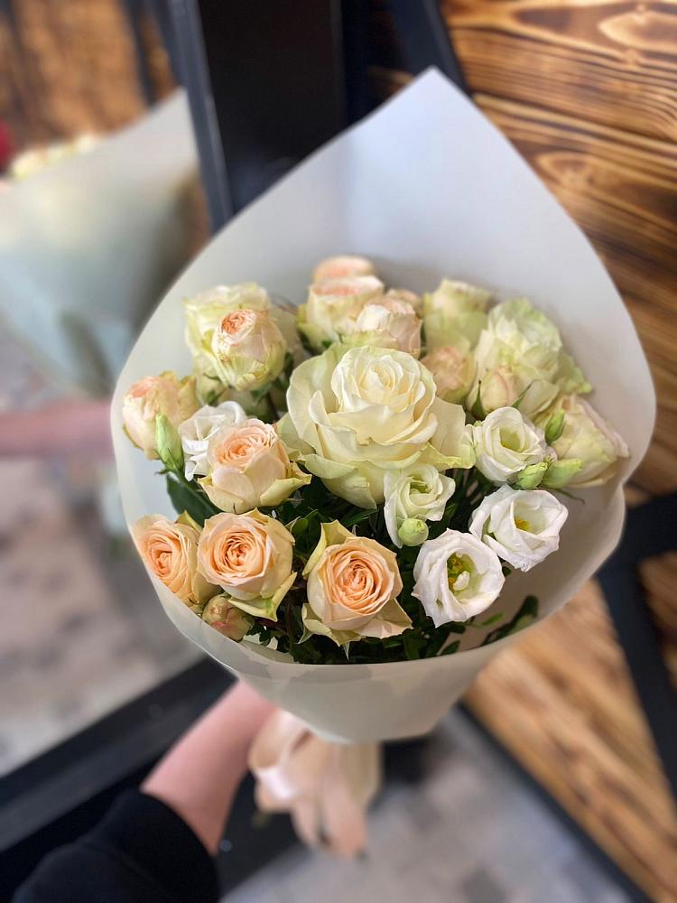 Букет цветов из: Розы и Лизиантусы в Джедугхабль