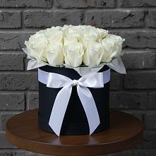 Цветочная композиция из Розы в шляпной коробке в Джедугхабль