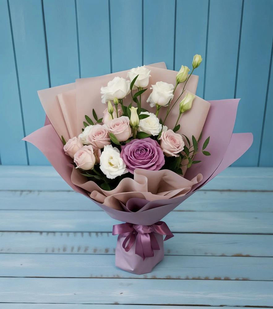 Букет цветов из: Розы и Лизиантусы в Джедугхабль